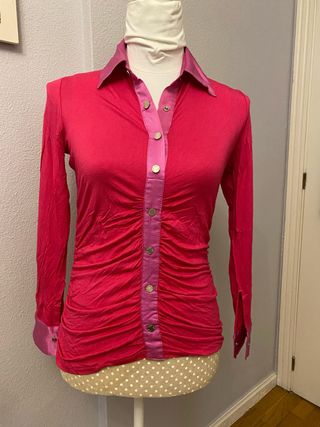 Camisa fucsia con detalles en contraste