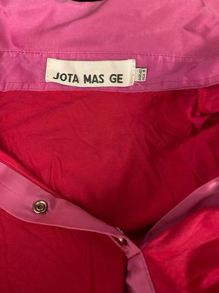 Camisa fucsia con detalles en contraste