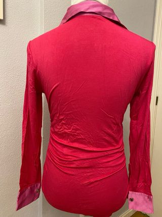 Camisa fucsia con detalles en contraste