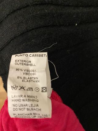 Camisa fucsia con detalles en contraste