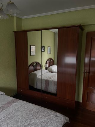 Armario antiguo de madera y cristal