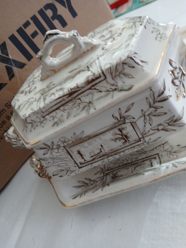 Zuppiera inglese antica con piatto