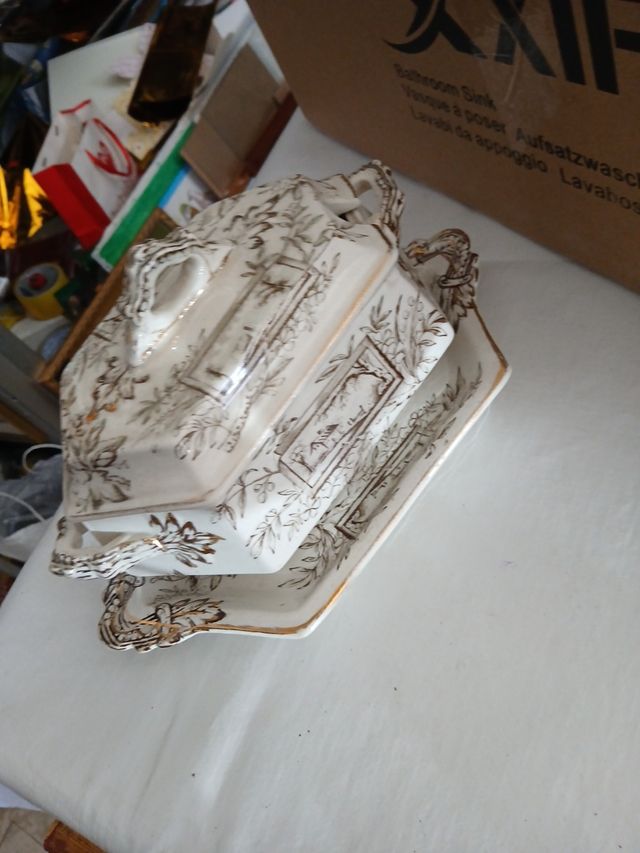 Zuppiera inglese antica con piatto