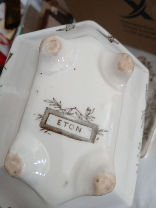 Zuppiera inglese antica con piatto