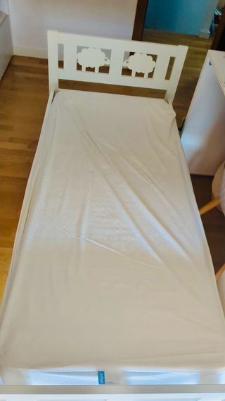 Cama infantil blanca IKEA incluye colchon .