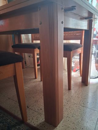 Mesa de comedor de madera extensible.