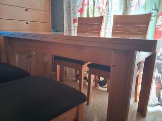 Mesa de comedor de madera extensible.
