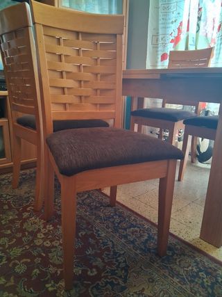 Mesa de comedor de madera extensible.