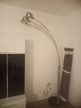 Lámpara de pie automática plateada y negra