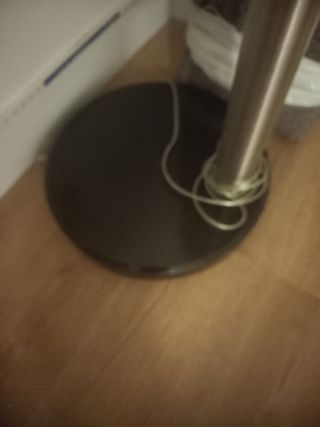 Lámpara de pie automática plateada y negra