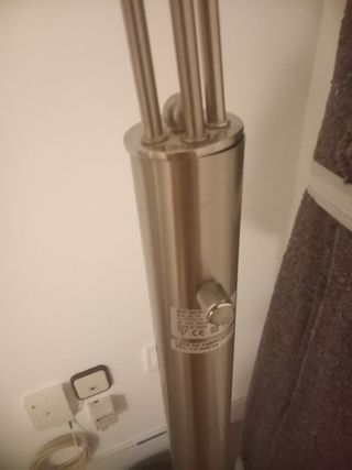 Lámpara de pie automática plateada y negra