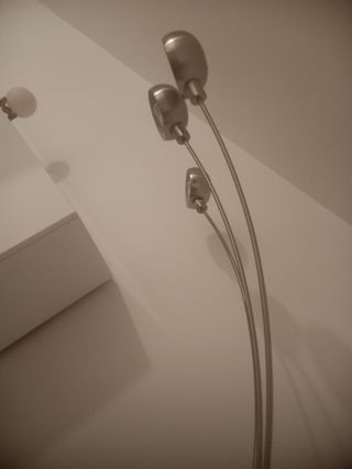 Lámpara de pie automática plateada y negra