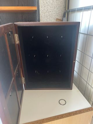 Estantería Negra y Marrón con Cuadro