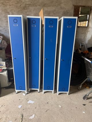 Taquillas metálicas azules y blancas