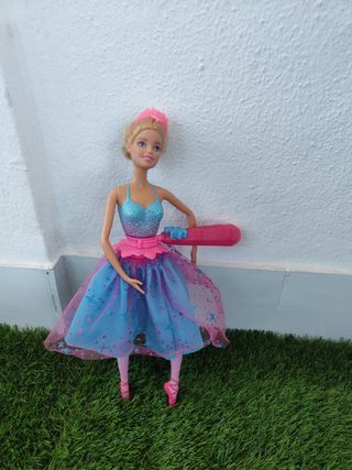 Ballerina Barbie con tutù rosa e blu