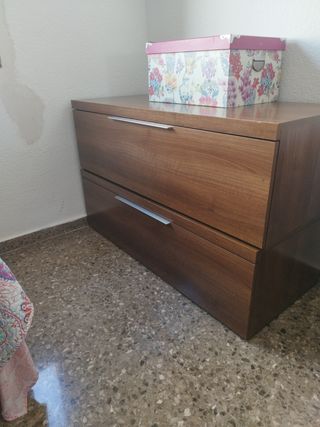 Mueble de salón de madera con caja decorativa