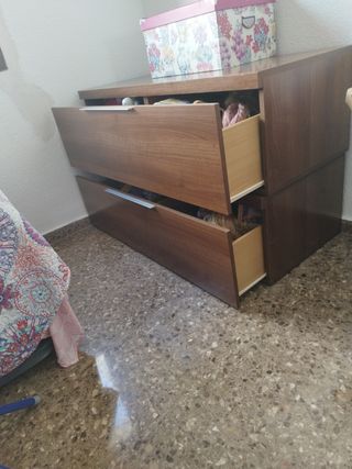 Mueble de salón de madera con caja decorativa