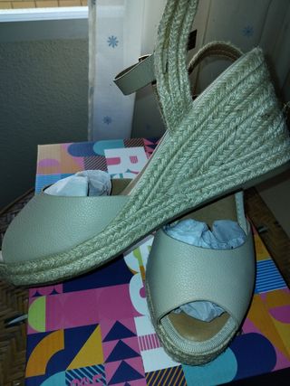 Sandalias cuña beige