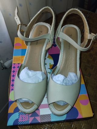 Sandalias cuña beige