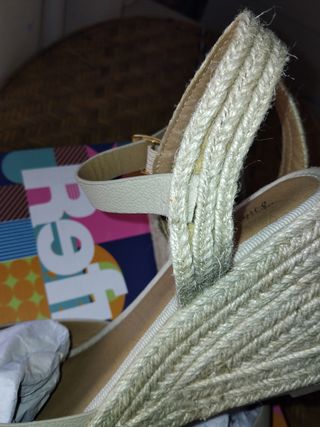 Sandalias cuña beige