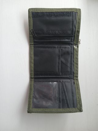 Cartera de camuflaje con cadena