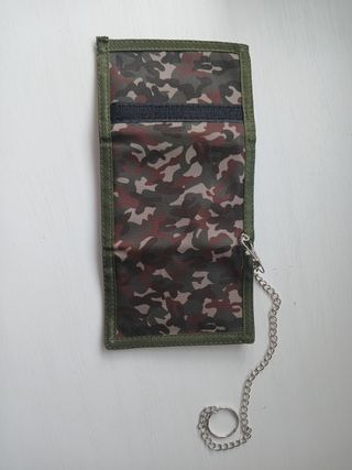 Cartera de camuflaje con cadena