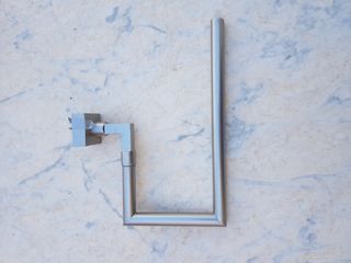 Accesorio de baño metálico plateado
