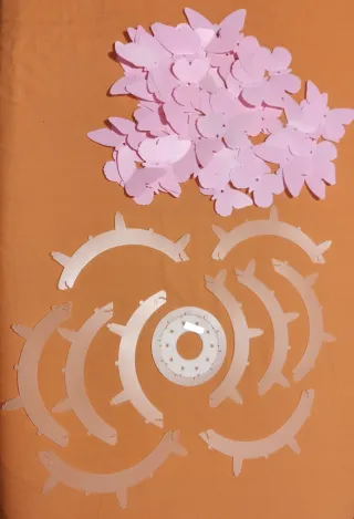 Dos Lámpara techo esfera y mariposa .