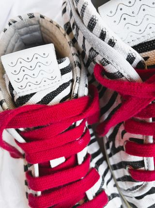REBAJADAS.Zapatillas Geox Zebra con Cordones Rojos