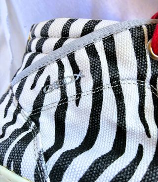 REBAJADAS.Zapatillas Geox Zebra con Cordones Rojos