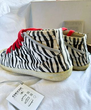 REBAJADAS.Zapatillas Geox Zebra con Cordones Rojos