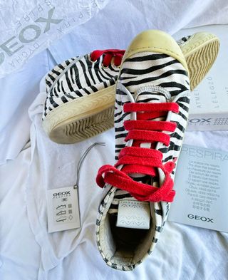 REBAJADAS.Zapatillas Geox Zebra con Cordones Rojos