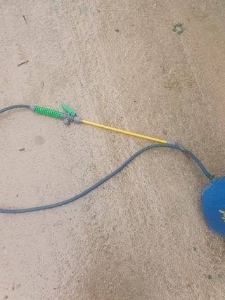 Bomba fumigar azul con manguera