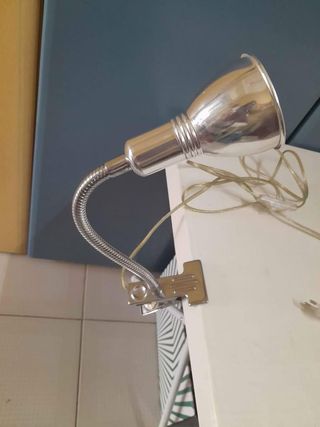 Lampada da tavolo con pinza