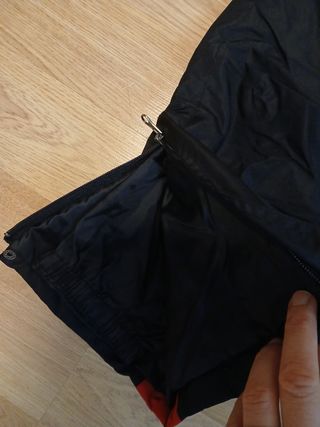 Pantalón de esquí infantil negro y rojo.