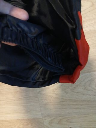 Pantalón de esquí infantil negro y rojo.