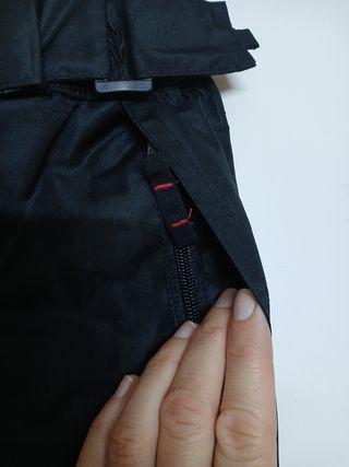 Pantalón de esquí infantil negro y rojo.
