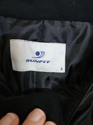 Pantalón de esquí infantil negro y rojo.