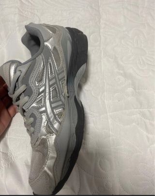 Negociable Zapatos Asics Grises y Plateados