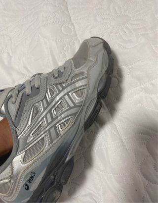 Negociable Zapatos Asics Grises y Plateados