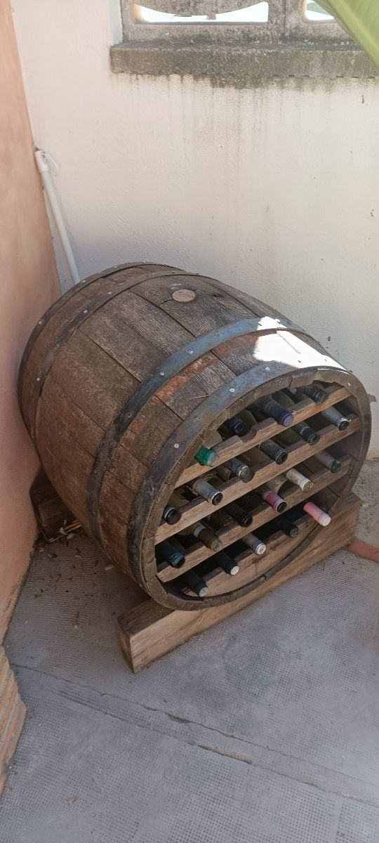 Barrica de vino de madera y metal