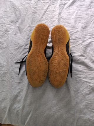 Zapatillas de fútbol Lotto negras y amarillas