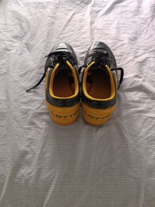 Zapatillas de fútbol Lotto negras y amarillas