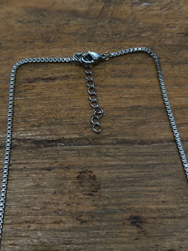 Cadena de acero plateada