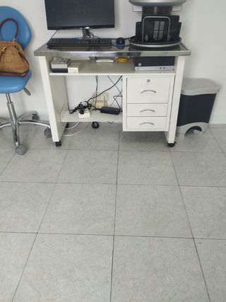 Mesa de oficina con ruedas