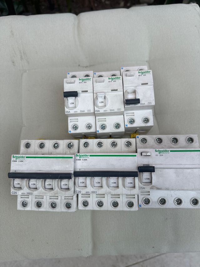 Interruptores automáticos Schneider (varios)