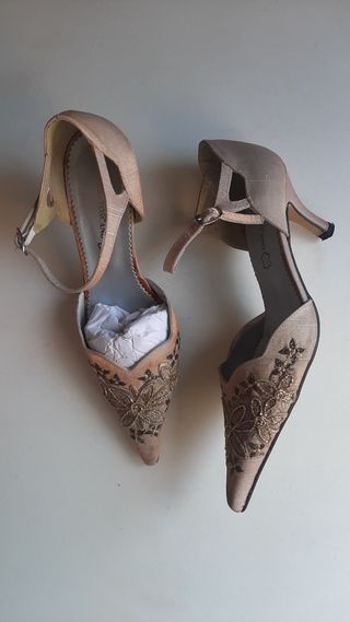 Zapatos de tacón beige y dorados