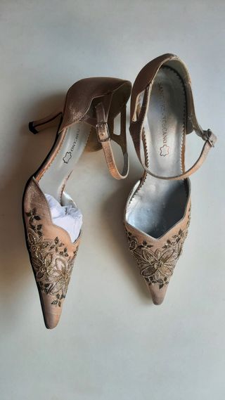 Zapatos de tacón beige y dorados