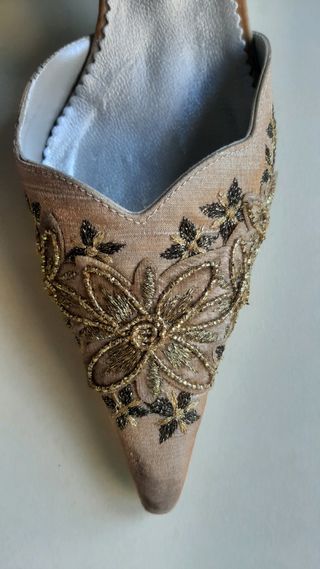 Zapatos de tacón beige y dorados