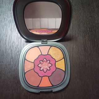 Paleta de sombras de ojos con diseño floral